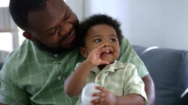 Счастливый Африканский Американец Играет Маленьким Ребенком Младенцем Диване Гостиной Родители — стоковое видео