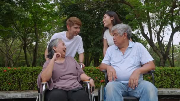 Grupo Avós Felizes Netos Conversando Rindo Juntos Avós Sentados Cadeira — Vídeo de Stock