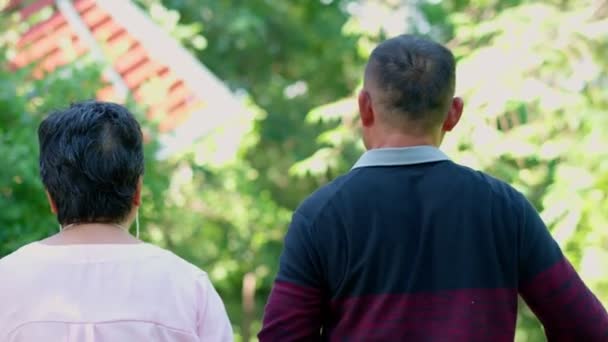 一对快乐 健康的亚洲夫妇在锻炼后步行和推自行车 积极老年人的享受 退休后户外活动 医疗保险概念 家庭和友谊生活方式 — 图库视频影像