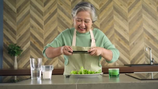Šťastná Zdravá Asijská Žena Fotí Vlog Její Jídlo Ranní Vaření — Stock video