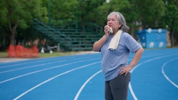 Mujer Mayor Tomar Descanso Después Correr Parque Persona Anciana Femenina — Vídeo de stock
