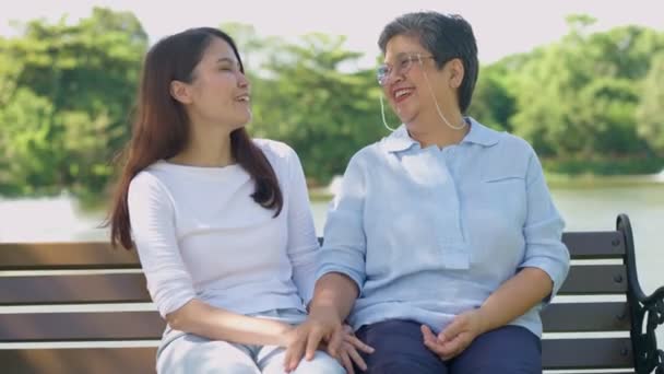 Glad Asiatisk Kvinna Pratar Med Dottern Parken Att Leva Som — Stockvideo