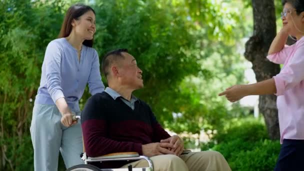 Eine Tochter Die Sich Die Patientin Rollstuhl Kümmert Und Mit — Stockvideo