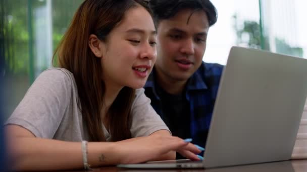 Група Студентів Коледжу Використовує Ноутбук Обговорення Випускних Проектів Запуску Бізнес — стокове відео