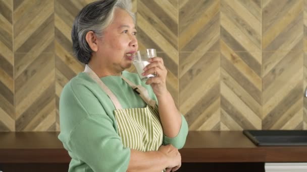 Senior Aziatische Vrouw Drinkt Een Glas Melk Keuken Thuis Ochtend — Stockvideo