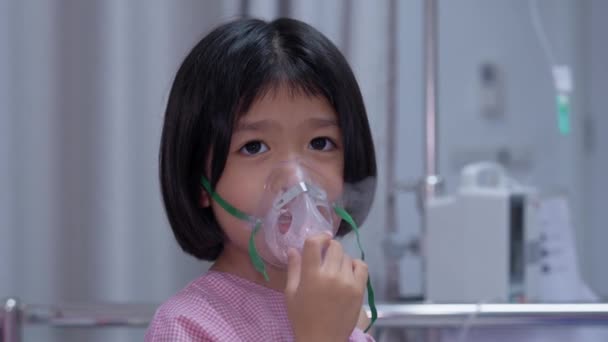 Маленька Азіатська Дівчинка Має Кисневу Маску Дихає Через Туманність Лікарні — стокове відео