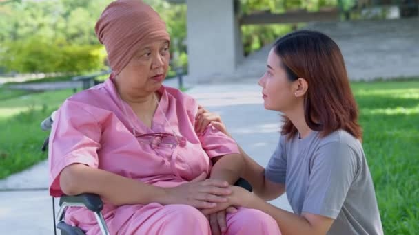Cuidadora Asiática Cuidadosa Enfermera Mujer Con Cáncer Están Sentadas Una — Vídeo de stock