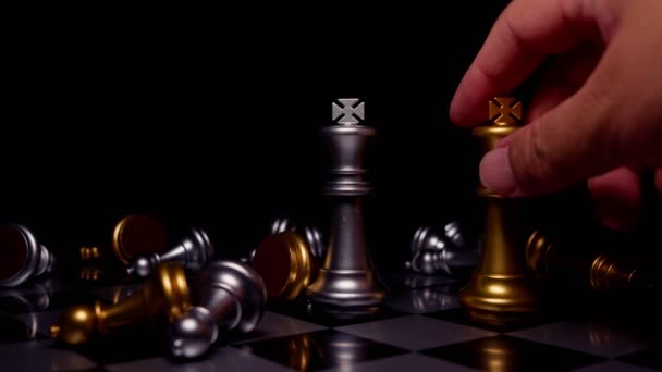 Nahaufnahme Eines Männlichen Hand Bewegenden Goldkönigs Schach Den Gegner Besiegen — Stockvideo
