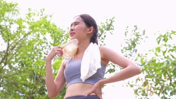 Спортивная Азиатка Устает Закружится Голова Чувствует Сильную Боль Страдает Теплового — стоковое видео