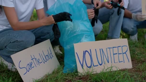 Szczęśliwi Młodzi Studenci Azjatyccy Różnorodnych Wolontariuszy Worków Śmieci Czyszczenia Obszaru — Wideo stockowe