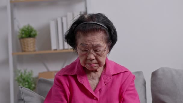 Een Oudere Vrouw Met Een Ernstige Hoofdpijn Lijdt Aan Een — Stockvideo