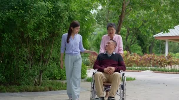 Дочь Заботится Пациенте Инвалидном Кресле Разговаривает Мамой Концепция Счастливого Выхода — стоковое видео