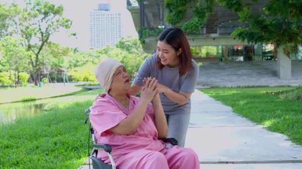 Asiatisk Omsorgsfull Vårdgivare Eller Sjuksköterska Och Kvinna Med Cancer Sitter — Stockvideo