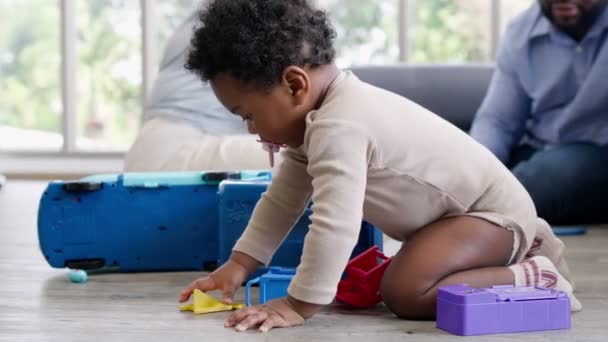 Glada Föräldrar Leker Med Ett Litet Spädbarn Småbarn Vardagsrummet Soffa — Stockvideo