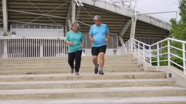 Χαρούμενα Και Χαμογελαστά Ζευγάρια Ηλικιωμένοι Ασιάτες Τρέχουν Στις Σκάλες Για — Αρχείο Βίντεο