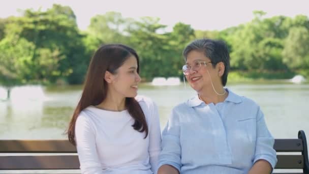 Glad Asiatisk Kvinna Pratar Med Dottern Parken Att Leva Som — Stockvideo