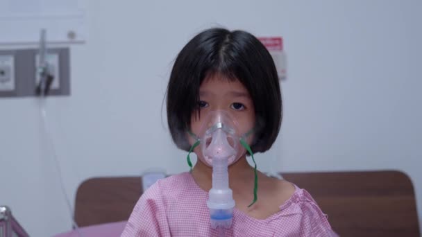 Una Niña Asiática Tiene Una Máscara Oxígeno Respira Través Nebulizador — Vídeo de stock