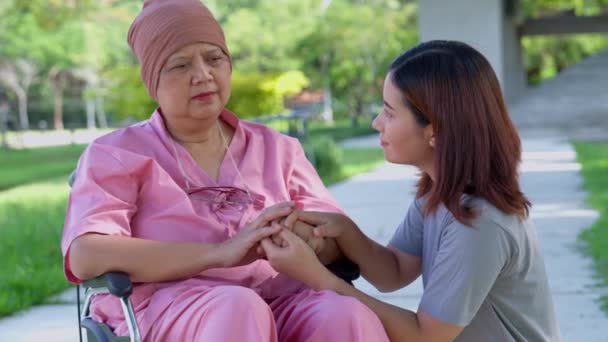 Asiatico Attento Caregiver Infermiera Donna Con Cancro Seduto Una Sedia — Video Stock