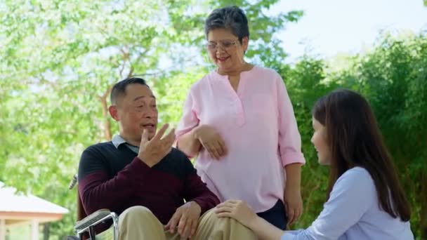 車椅子で患者の世話をし 母親と話をする娘 介護者 貯蓄者 高齢者健康保険 ハッピーファミリー 退職者の介護による幸せな退職の概念 — ストック動画