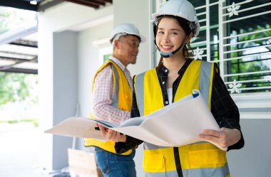 Üst düzey ev müfettişi ev kusurlarını kontrol ediyor ve genç mühendislere öğretiyor, müşteriye teslim etmeden önce. Genç mühendisler ev teftişini yaşlılar, gayrimenkuller ve yenileme konseptleriyle öğrenirler..