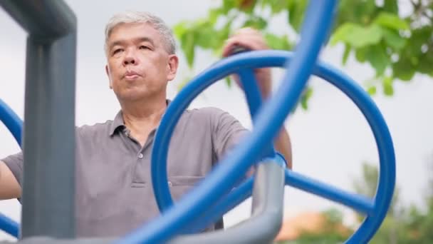 Senior Asiatisk Man Avslappnad Träning Träningsstationer Offentlig Park Representerar Hålla — Stockvideo