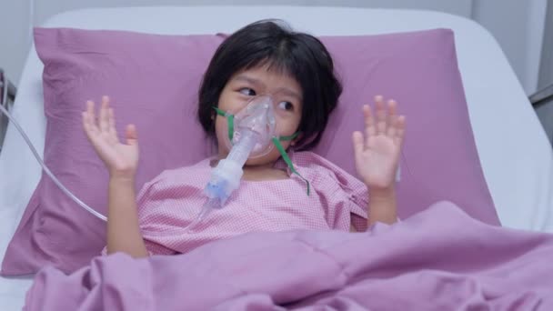 Een Klein Aziatisch Meisje Heeft Een Zuurstofmasker Ademt Door Een — Stockvideo