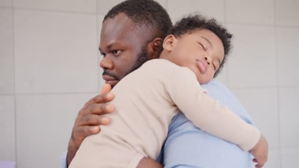Afrikalı Amerikalı Babayı Seven Üvey Babasının Omzunda Uyuyan Bebek Kızı — Stok video