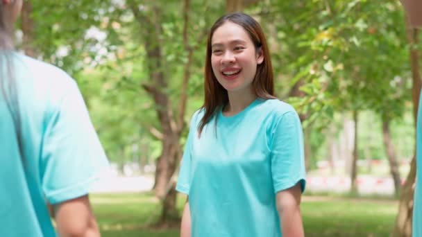 Retrato Feliz Jóvenes Estudiantes Asiáticos Voluntarios Unen Después Limpiar Parque — Vídeo de stock