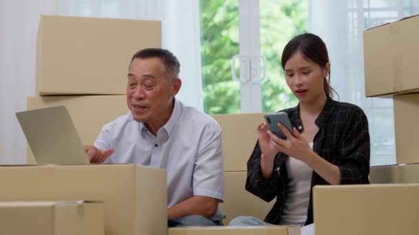 Asijské Starší Pomocí Notebooků Mladé Ženy Používají Smartphony Pro Kontrolu — Stock video