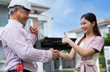 Mutlu ev sahibi müteahhit ve el sıkışma, pano ustası ve tadilattan önce detayları kontrol ettikten sonra ev dekorasyonu, iç mimari,