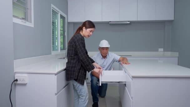 Senior Huisinspecteur Controleert Huisgebreken Geeft Les Aan Jonge Ingenieurs Voordat — Stockvideo