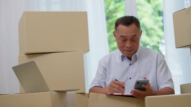 Azjaci Podeszłym Wieku Korzystający Laptopa Smartfona Sprawdzania Zamówienia Mail Biurze — Wideo stockowe