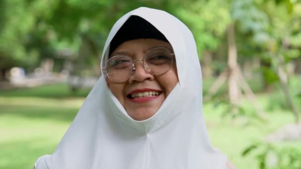 Närbild Ansikte Glad Äldre Kvinna Täckt Med Slöja Leende Utomhus — Stockvideo