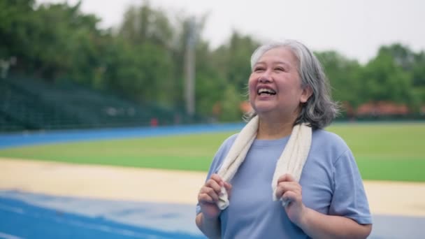 Seniorin Macht Nach Joggen Park Pause Ältere Frauen Freuen Sich — Stockvideo