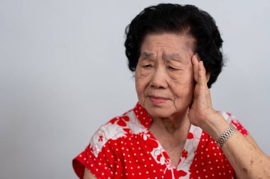 Bunalımlı Asyalı son sınıf öğrencisi kadın, yalnız, beyaz arka planda hayal kırıklığına uğramış ve hafızasını kaybetmiş. Yaşlı kadının portresi hasta depresyon hastalığı üzgün ve mutsuz, bunama, sağlık sorunları konsepti.