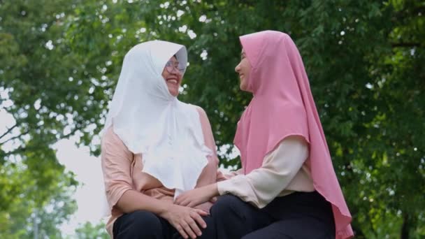 Muslim Caregiver Atau Perawat Merawat Pasien Taman Rumah Sakit Ibu — Stok Video