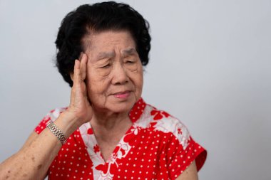 Bunalımlı Asyalı son sınıf öğrencisi kadın, yalnız, beyaz arka planda hayal kırıklığına uğramış ve hafızasını kaybetmiş. Yaşlı kadının portresi hasta depresyon hastalığı üzgün ve mutsuz, bunama, sağlık sorunları konsepti.