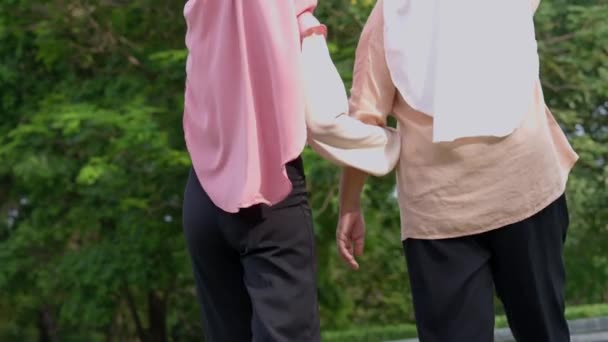 Мусульманський Ретельний Доглядач Або Медсестра Піклується Про Пацієнта Лікарняному Парку — стокове відео