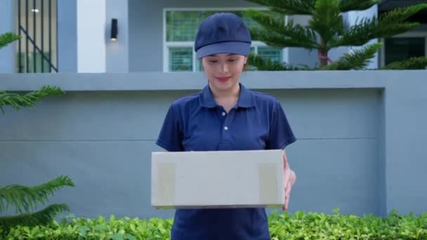 Házhozszállítás Munkaszolgálat Elme Boldog Kézbesítő Csomagokat Szállít Miközben Házhoz Szállít — Stock videók