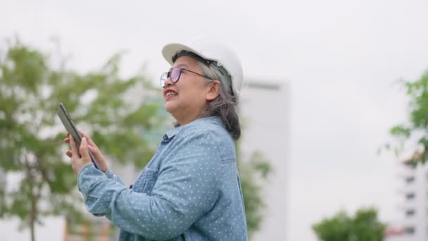 Positieve Leeftijd Aziatische Vrouwelijke Architectuur Hardhat Hold Tablet Staan Voor — Stockvideo