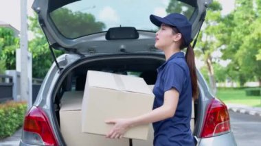 Ev teslimatı ve çalışan servis zihni. Müşterilerine paket taşırken mutlu bir kurye..