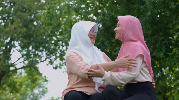 Muslimische Pflegekräfte Oder Krankenschwestern Kümmern Sich Krankenhauspark Den Patienten Glückliche — Stockvideo