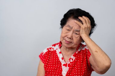 Bunalımlı Asyalı son sınıf öğrencisi kadın, yalnız, beyaz arka planda hayal kırıklığına uğramış ve hafızasını kaybetmiş. Yaşlı kadının portresi hasta depresyon hastalığı üzgün ve mutsuz, bunama, sağlık sorunları konsepti.