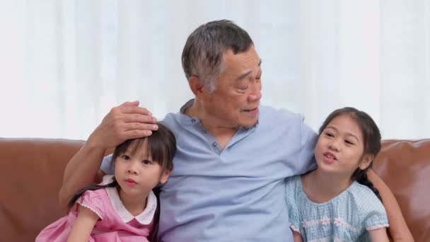 Feliz Avô Asiático Sênior Senta Sofá Com Sua Neta Brinca — Vídeo de Stock
