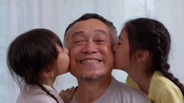 Szczęśliwy Azjatycki Starszy Dziadek Siedzi Kanapie Wnuczką Bawi Się Wnuczką — Wideo stockowe