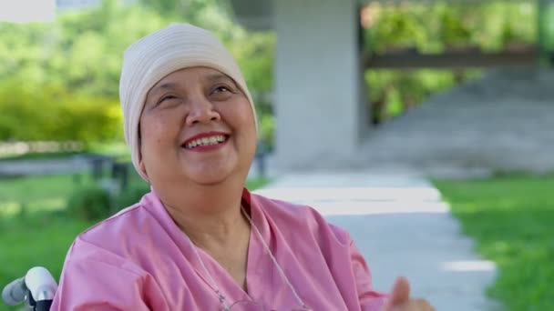 Gelukkig Glimlachend Gezicht Van Aziatische Bejaarde Vrouw Die Een Rolstoel — Stockvideo
