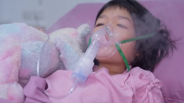 Una Niña Asiática Tiene Una Máscara Oxígeno Respira Través Nebulizador — Vídeos de Stock