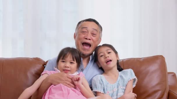 Bunicul Asiatic Fericit Stă Canapea Nepoata Lui Joacă Nepoata Lui — Videoclip de stoc