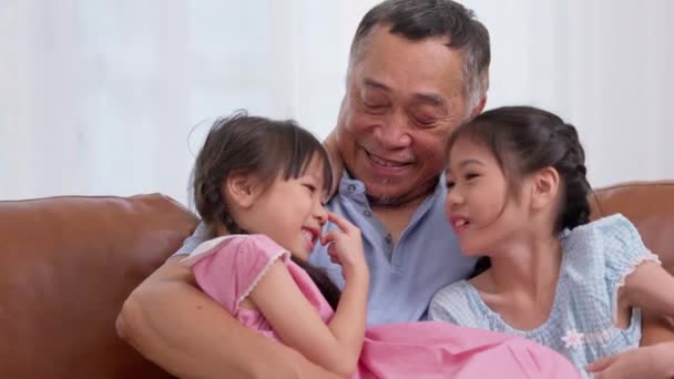 Boldog Ázsiai Idősebb Nagyapa Kanapén Unokájával Játszik Unokájával Nappaliban Otthon — Stock videók