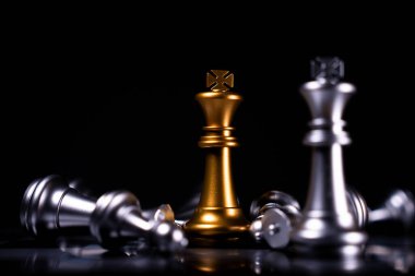 Altın ve Gümüş Kral satranç, başarılı iş liderliği, yüzleşmek ve kaybetmek kavramının satranç tahtasındaki son konseptidir.
